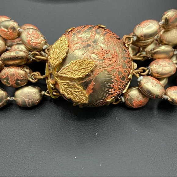 Vintage 1960s Choker Necklace with Plastic Gold and Coral Beads with Leaf Motif - Picture 5 of 11